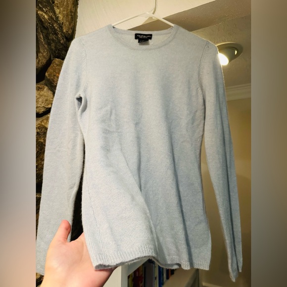 100% Cashmere Lord & Taylor sweater. Size S. - Picture 9 of 10